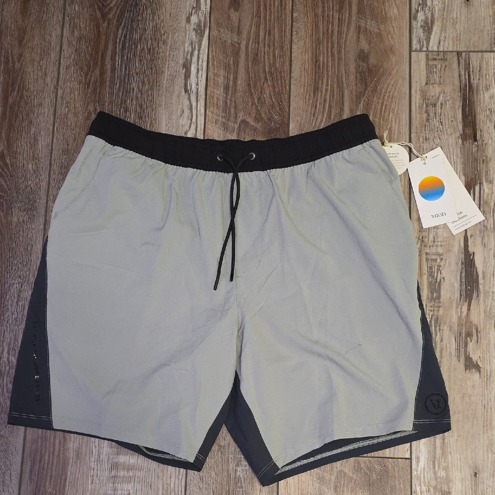 NWT Men's Vuori Large "Chromatic Kore Short" in color White Sage. 7.5" Inseam